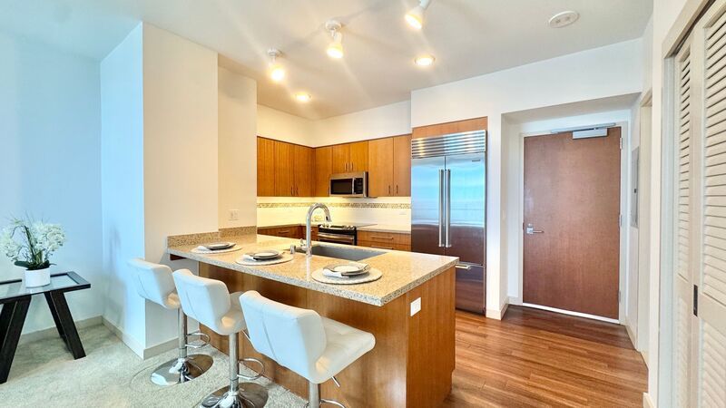 FURNISHED 40TH FLOOR PENTHOUSE UNIT - 1BD/1BA WITH 1 COVERED PARKING property image