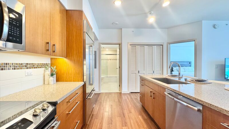 FURNISHED 40TH FLOOR PENTHOUSE UNIT - 1BD/1BA WITH 1 COVERED PARKING property image