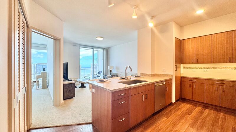 FURNISHED 40TH FLOOR PENTHOUSE UNIT - 1BD/1BA WITH 1 COVERED PARKING property image