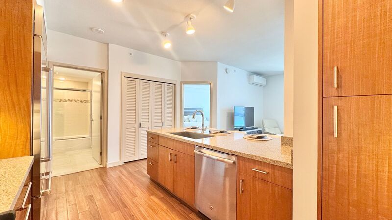 FURNISHED 40TH FLOOR PENTHOUSE UNIT - 1BD/1BA WITH 1 COVERED PARKING property image