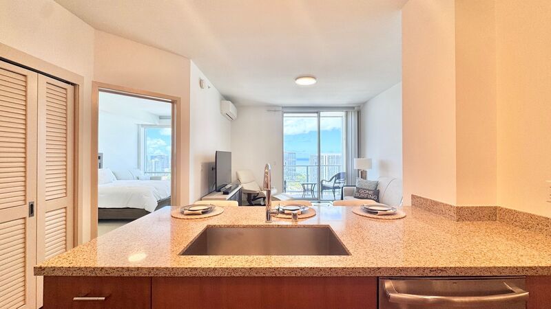 FURNISHED 40TH FLOOR PENTHOUSE UNIT - 1BD/1BA WITH 1 COVERED PARKING property image