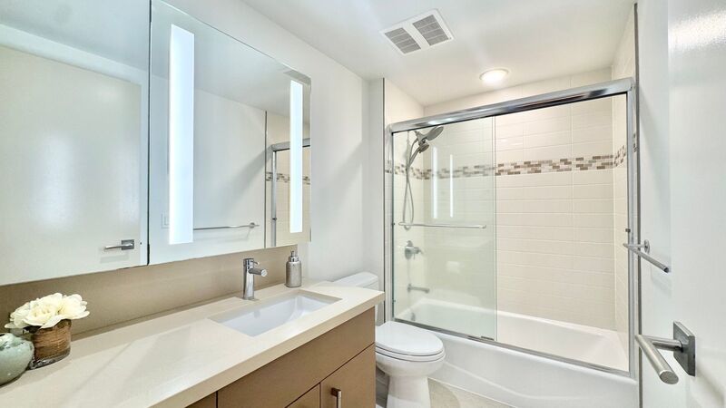 FURNISHED 40TH FLOOR PENTHOUSE UNIT - 1BD/1BA WITH 1 COVERED PARKING property image
