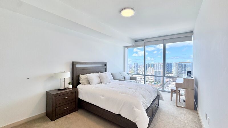 FURNISHED 40TH FLOOR PENTHOUSE UNIT - 1BD/1BA WITH 1 COVERED PARKING property image