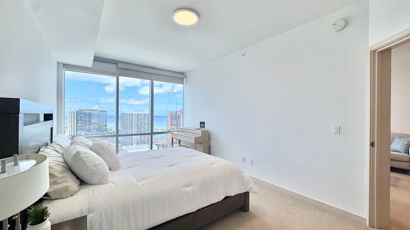FURNISHED 40TH FLOOR PENTHOUSE UNIT - 1BD/1BA WITH 1 COVERED PARKING property image