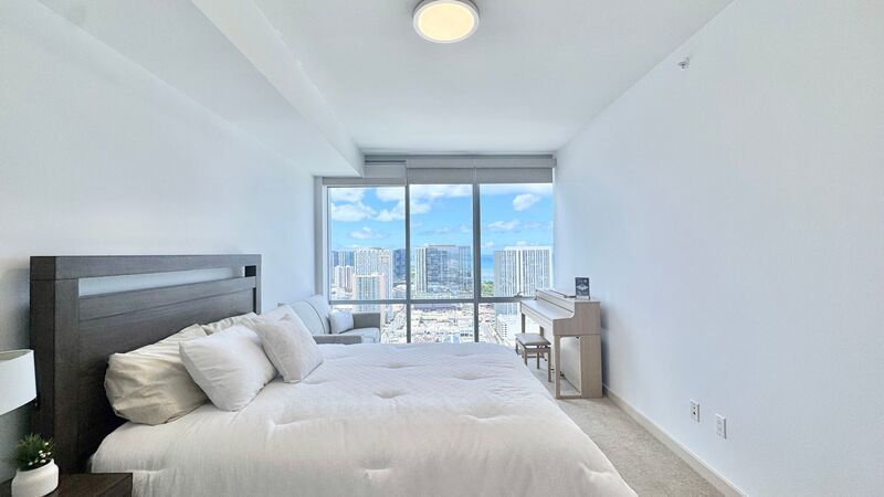 FURNISHED 40TH FLOOR PENTHOUSE UNIT - 1BD/1BA WITH 1 COVERED PARKING property image