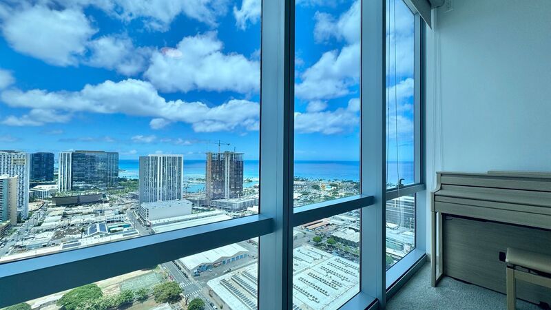 FURNISHED 40TH FLOOR PENTHOUSE UNIT - 1BD/1BA WITH 1 COVERED PARKING property image