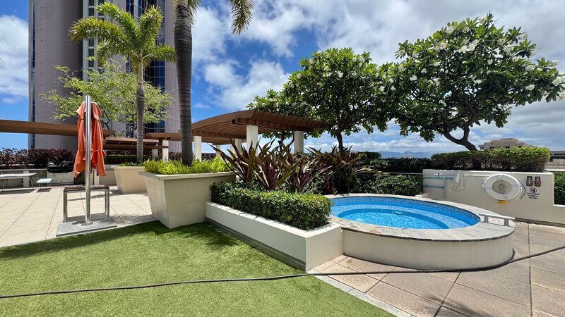 FURNISHED 40TH FLOOR PENTHOUSE UNIT - 1BD/1BA WITH 1 COVERED PARKING property image