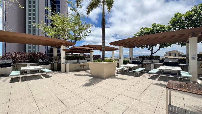 FURNISHED 40TH FLOOR PENTHOUSE UNIT - 1BD/1BA WITH 1 COVERED PARKING property image