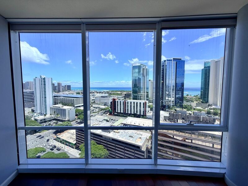 Luxury Living at Moana Pacific 2 Bedroom with a Den, 2 Bathroom, 2 Parking Available NOW property image