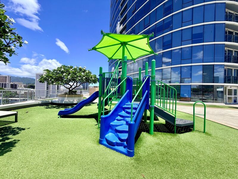 Luxury Living at Moana Pacific 2 Bedroom with a Den, 2 Bathroom, 2 Parking Available NOW property image