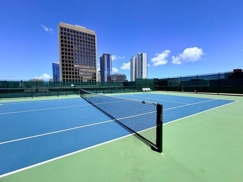 Luxury Living at Moana Pacific 2 Bedroom with a Den, 2 Bathroom, 2 Parking Available NOW property image
