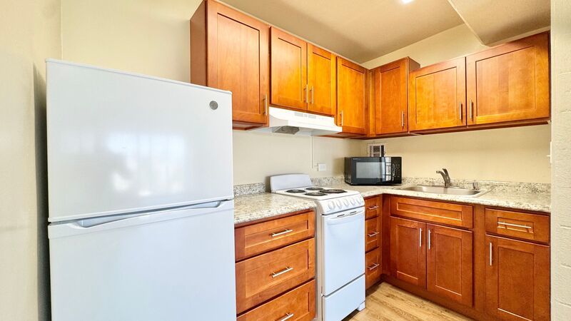 SPACIOUS 1 BED/1 BATH/1 PARKING w/ BALCONY - AVAILABLE NOW at TOWN HOUSE - Conveniently Located! property image