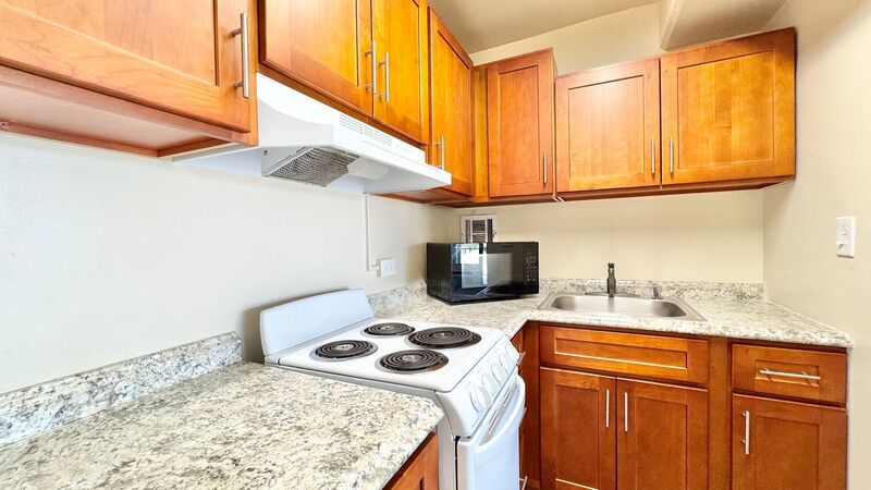 SPACIOUS 1 BED/1 BATH/1 PARKING w/ BALCONY - AVAILABLE NOW at TOWN HOUSE - Conveniently Located! property image