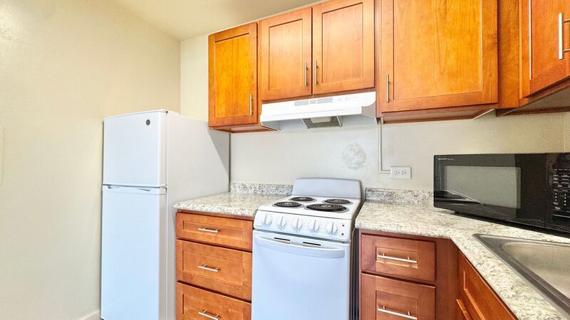 SPACIOUS 1 BED/1 BATH/1 PARKING w/ BALCONY - AVAILABLE NOW at TOWN HOUSE - Conveniently Located! property image