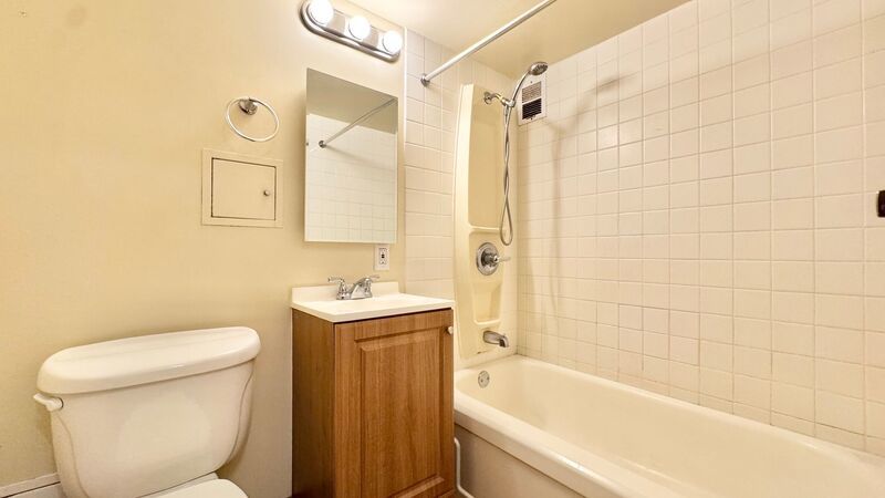 SPACIOUS 1 BED/1 BATH/1 PARKING w/ BALCONY - AVAILABLE NOW at TOWN HOUSE - Conveniently Located! property image