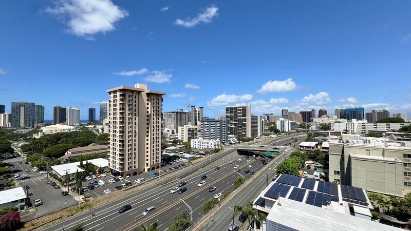 SPACIOUS 1 BED/1 BATH/1 PARKING w/ BALCONY - AVAILABLE NOW at TOWN HOUSE - Conveniently Located! property image
