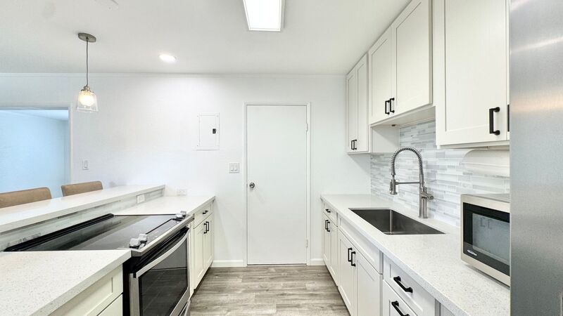 UPDATED 3 BEDROOM TOWNHOME UNIT WITH 2 PARKING STALLS property image