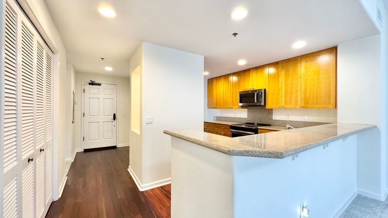 RARELY AVAILABLE 2 BD/2BA CONDO UNIT WITH 2 PARKING STALLS - COLONY AT THE PENINSULA property image