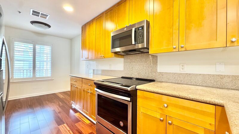 RARELY AVAILABLE 2 BD/2BA CONDO UNIT WITH 2 PARKING STALLS - COLONY AT THE PENINSULA property image