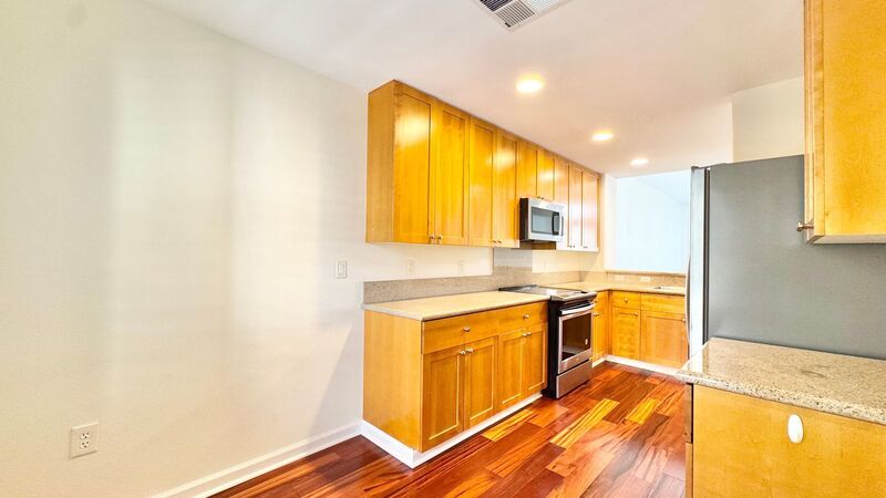 RARELY AVAILABLE 2 BD/2BA CONDO UNIT WITH 2 PARKING STALLS - COLONY AT THE PENINSULA property image