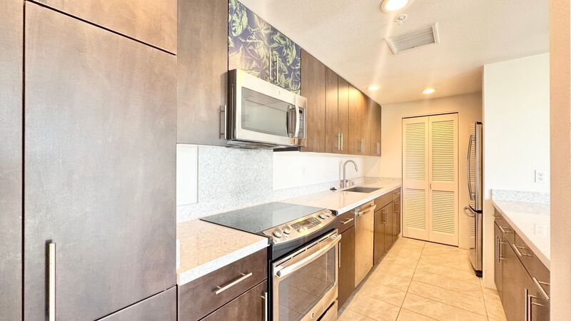 HIGHLY DESIRABLE 1 BEDROOM UNIT WITH 2 PARKING! - KA MALANAI property image