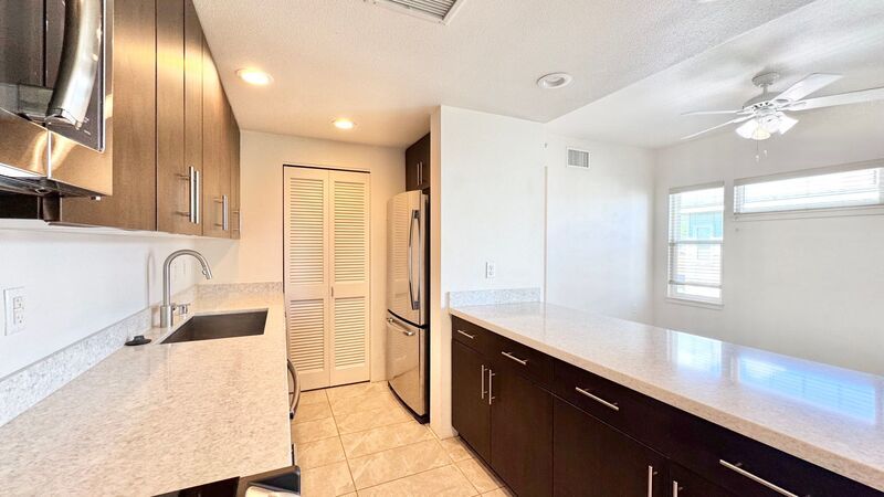 HIGHLY DESIRABLE 1 BEDROOM UNIT WITH 2 PARKING! - KA MALANAI property image