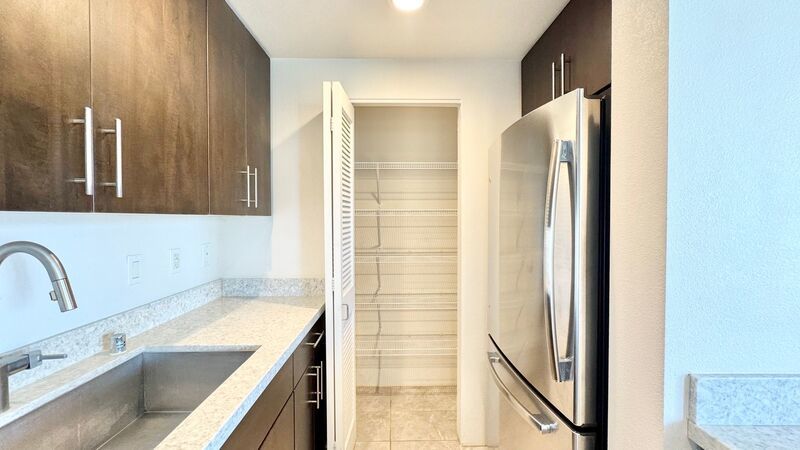 HIGHLY DESIRABLE 1 BEDROOM UNIT WITH 2 PARKING! - KA MALANAI property image