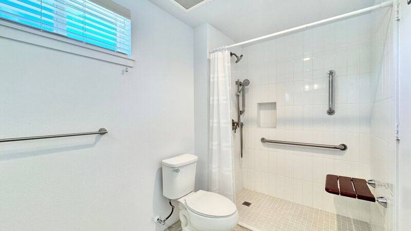 HIGHLY DESIRABLE 1 BEDROOM UNIT WITH 2 PARKING! - KA MALANAI property image