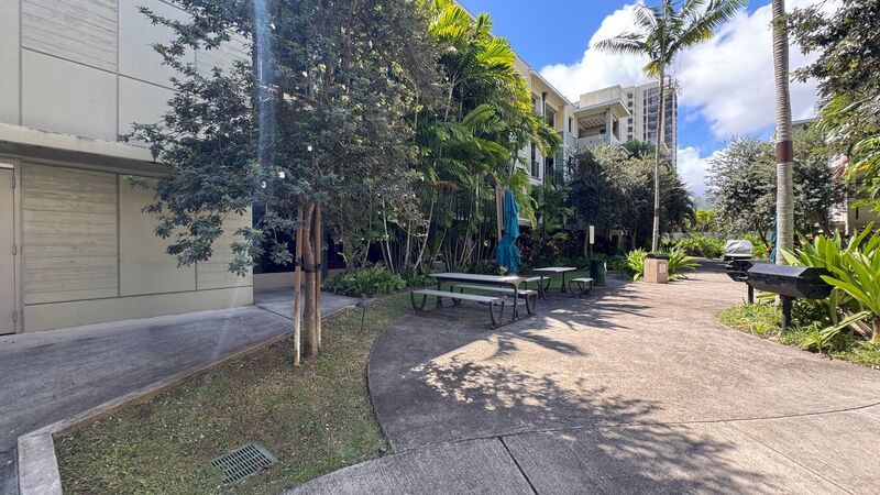 HIGHLY DESIRABLE 1 BEDROOM UNIT WITH 2 PARKING! - KA MALANAI property image