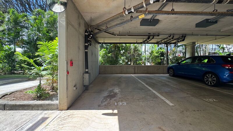 HIGHLY DESIRABLE 1 BEDROOM UNIT WITH 2 PARKING! - KA MALANAI property image