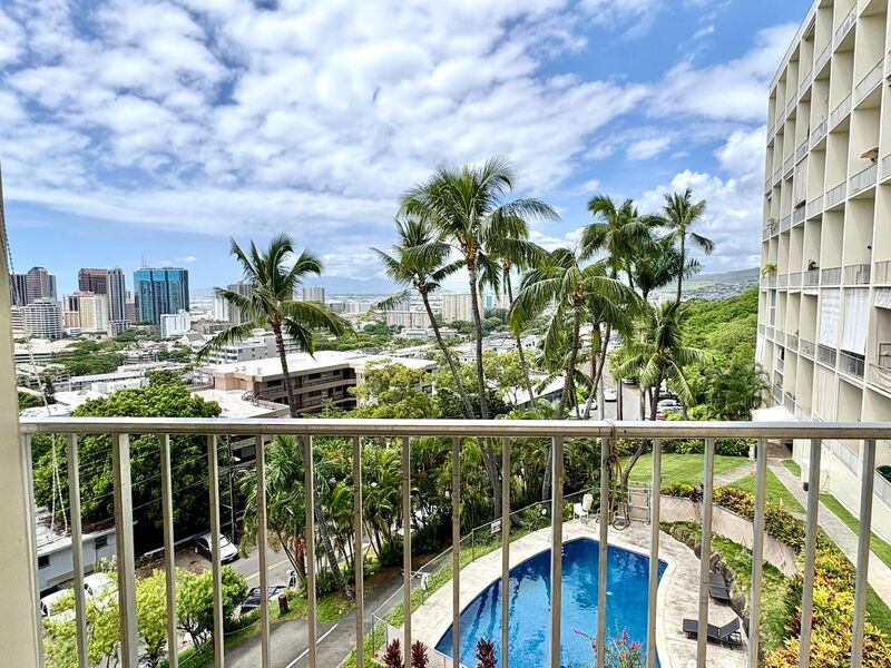 AVAILABLE NOW - STUDIO/1 PRKG with LANAI, WASHER/DRYER INSIDE UNIT & VIEW OF THE OCEAN AND CITY property image