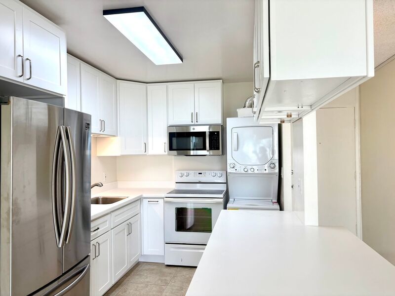 AVAILABLE NOW - STUDIO/1 PRKG with LANAI, WASHER/DRYER INSIDE UNIT & VIEW OF THE OCEAN AND CITY property image