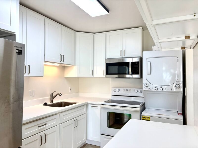 AVAILABLE NOW - STUDIO/1 PRKG with LANAI, WASHER/DRYER INSIDE UNIT & VIEW OF THE OCEAN AND CITY property image