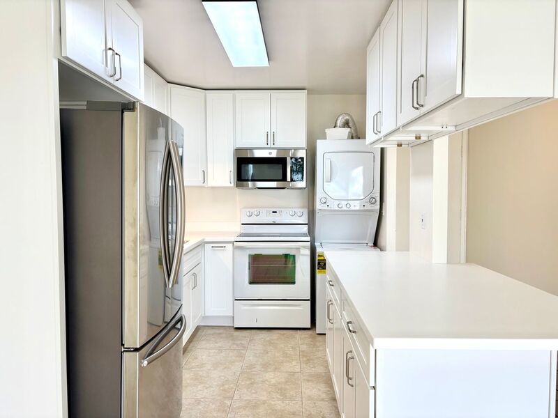 AVAILABLE NOW - STUDIO/1 PRKG with LANAI, WASHER/DRYER INSIDE UNIT & VIEW OF THE OCEAN AND CITY property image