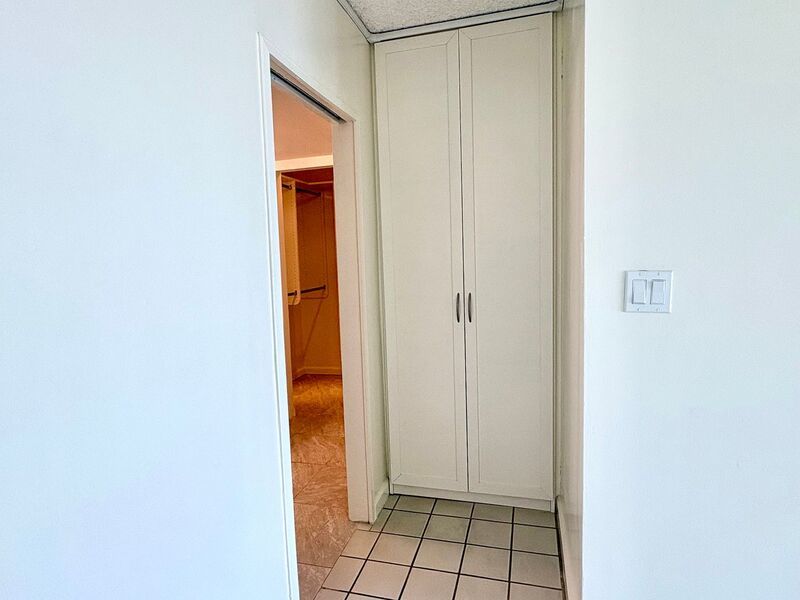 AVAILABLE NOW - STUDIO/1 PRKG with LANAI, WASHER/DRYER INSIDE UNIT & VIEW OF THE OCEAN AND CITY property image