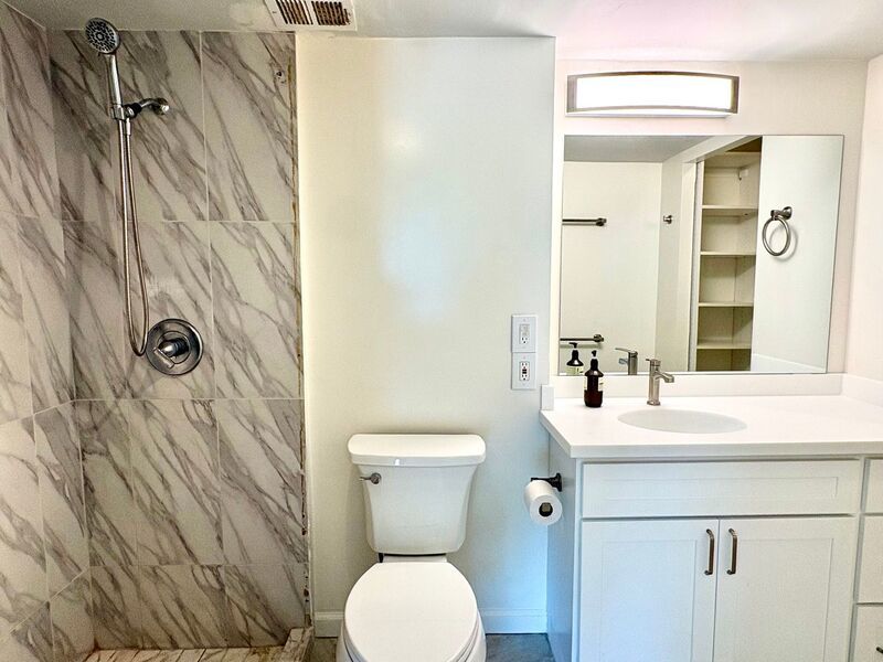 AVAILABLE NOW - STUDIO/1 PRKG with LANAI, WASHER/DRYER INSIDE UNIT & VIEW OF THE OCEAN AND CITY property image