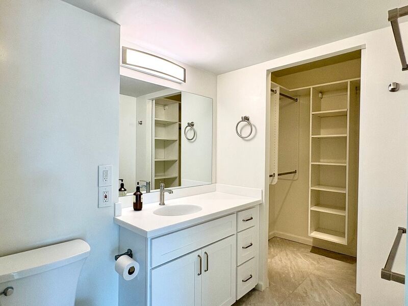AVAILABLE NOW - STUDIO/1 PRKG with LANAI, WASHER/DRYER INSIDE UNIT & VIEW OF THE OCEAN AND CITY property image