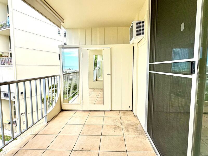AVAILABLE NOW - STUDIO/1 PRKG with LANAI, WASHER/DRYER INSIDE UNIT & VIEW OF THE OCEAN AND CITY property image