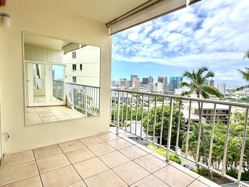 AVAILABLE NOW - STUDIO/1 PRKG with LANAI, WASHER/DRYER INSIDE UNIT & VIEW OF THE OCEAN AND CITY property image