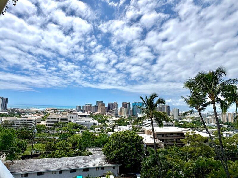 AVAILABLE NOW - STUDIO/1 PRKG with LANAI, WASHER/DRYER INSIDE UNIT & VIEW OF THE OCEAN AND CITY property image