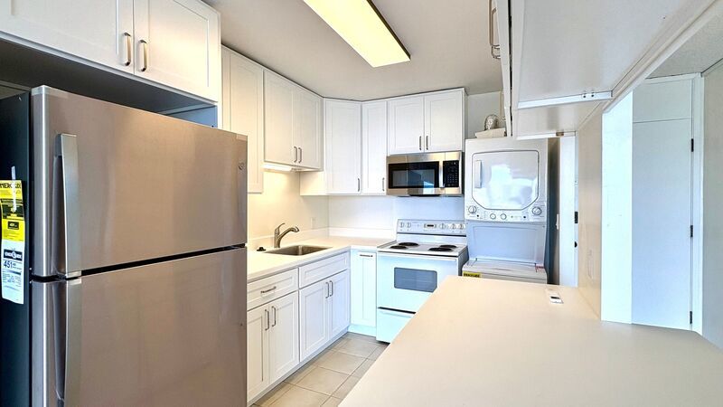 AVAILABLE NOW - STUDIO/1 PRKG with LANAI, WASHER/DRYER INSIDE UNIT property image