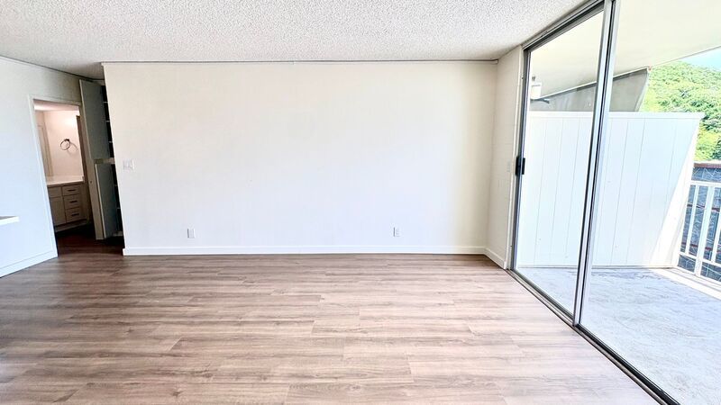 AVAILABLE NOW - STUDIO/1 PRKG with LANAI, WASHER/DRYER INSIDE UNIT property image