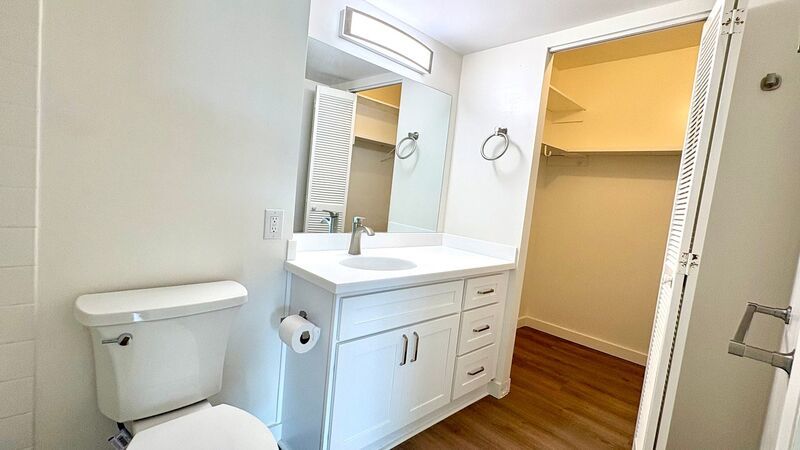 AVAILABLE NOW - STUDIO/1 PRKG with LANAI, WASHER/DRYER INSIDE UNIT property image