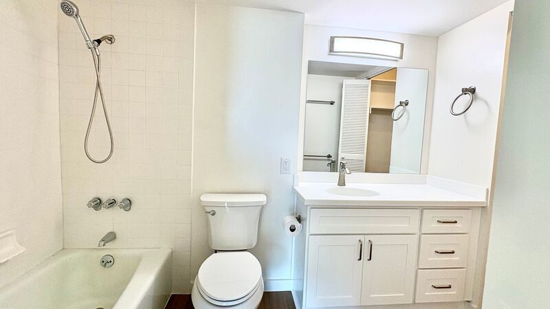 AVAILABLE NOW - STUDIO/1 PRKG with LANAI, WASHER/DRYER INSIDE UNIT property image