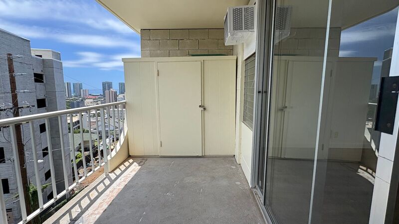 AVAILABLE NOW - STUDIO/1 PRKG with LANAI, WASHER/DRYER INSIDE UNIT property image