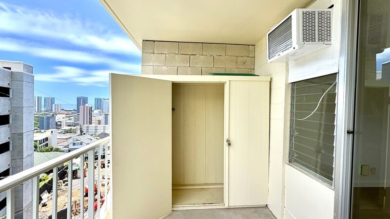 AVAILABLE NOW - STUDIO/1 PRKG with LANAI, WASHER/DRYER INSIDE UNIT property image