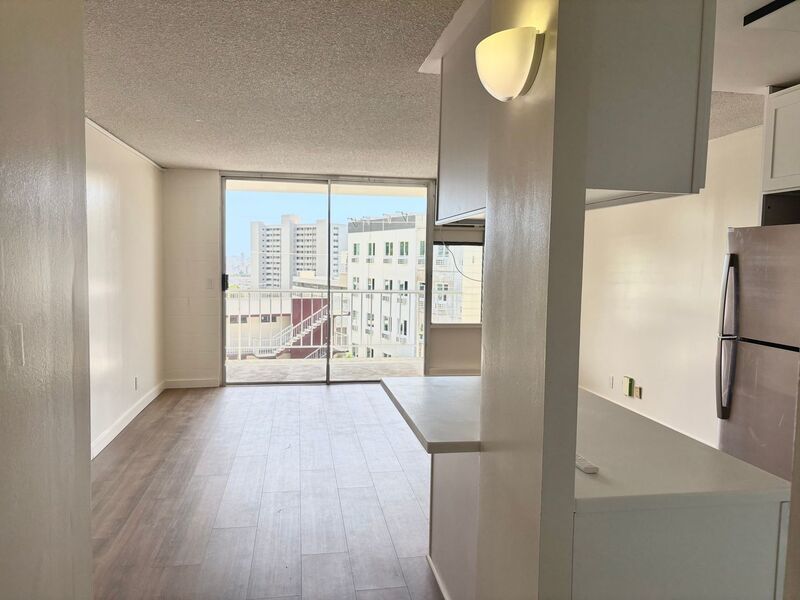 AVAILABLE NOW - STUDIO/1 PRKG with LANAI, WASHER/DRYER INSIDE UNIT property image